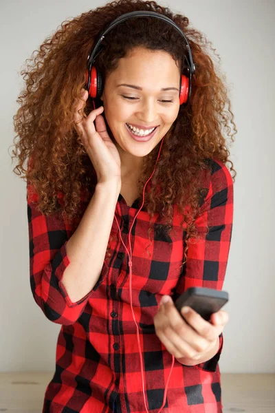 Portrait Jeune Femme Écoutant Musique Avec Téléphone Portable Écouteurs — Photo