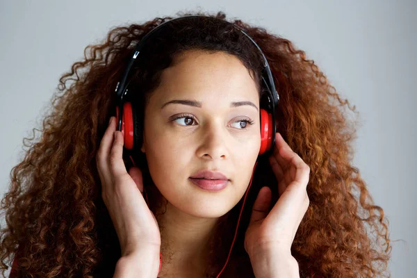 Close Retrato Mulher Afro Americana Ouvindo Música Com Fones Ouvido — Fotografia de Stock