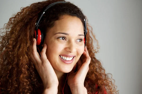 Närbild Porträtt Ung Kvinna Lyssna Musik Med Hörlurar — Stockfoto