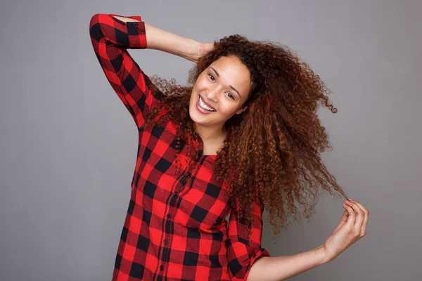 Retrato Jovem Mulher Alegre Sorrindo Com Mão Cabelo Encaracolado — Fotografia de Stock