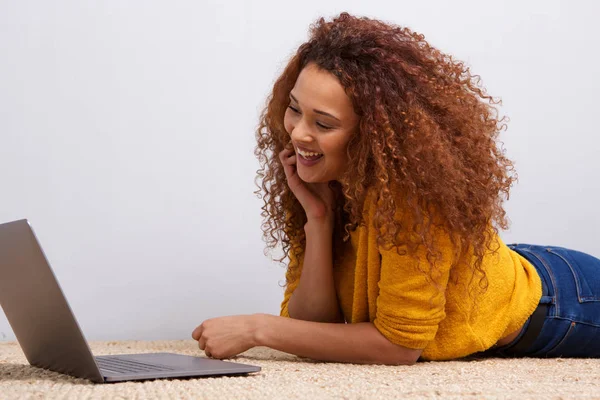 Yerde Yatarken Dizüstü Bilgisayar Ekranına Bakarak Genç Afro Amerikan Kadın — Stok fotoğraf