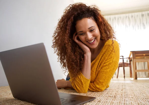 Portrait Femme Afro Américaine Heureuse Couchée Sur Sol Regardant Ordinateur — Photo