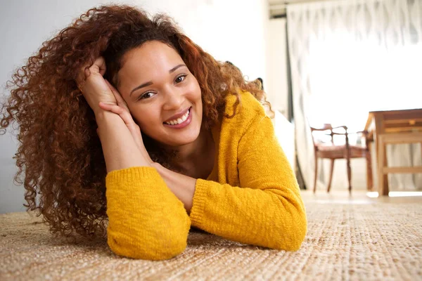 Portret Van Afro Amerikaanse Meisje Met Krullend Haar Vloer Thuis — Stockfoto