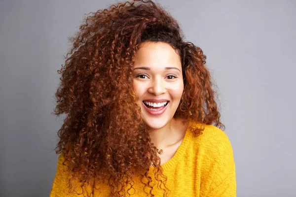 Крупним Планом Портрет Щасливої Молодої Жінки Кучерявим Волоссям Сміється Сірому — стокове фото