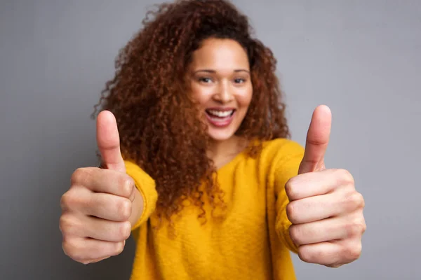 Portrait Femme Afro Américaine Heureuse Souriant Avec Les Pouces Levés — Photo