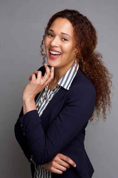 Retrato Mulher Negócios Sorridente Contra Fundo Cinza — Fotografia de Stock