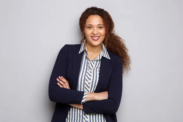 Portrait Jeune Femme Affaires Aux Cheveux Bouclés Souriant Contre Mur — Photo