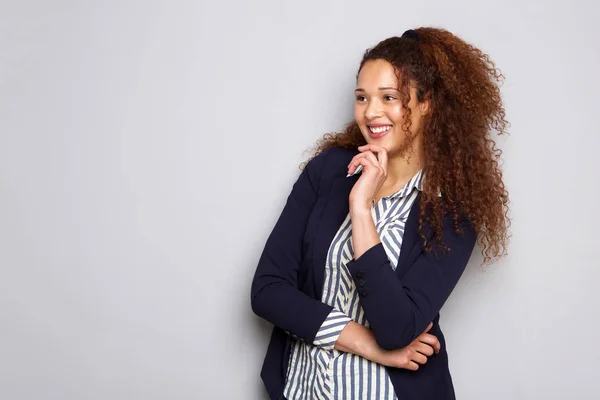 Retrato Atractiva Joven Empresaria Con Pelo Rizado Sonriendo Sobre Fondo —  Fotos de Stock