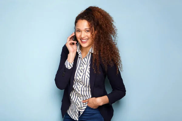 Porträtt Ung Affärskvinna Talar Mobiltelefon Blå Vägg — Stockfoto