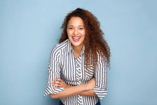 Portrait Jolie Jeune Femme Aux Cheveux Bouclés Riant Sur Fond — Photo