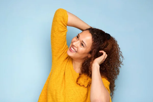 Portret Szczęśliwy Młoda Kobieta Uśmiechając Się Niebieskim Tle Rąk Włosy — Zdjęcie stockowe