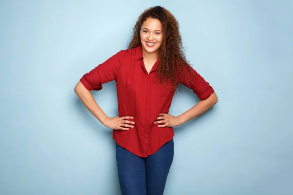 Portrait Jeune Femme Heureuse Souriant Sur Fond Bleu — Photo