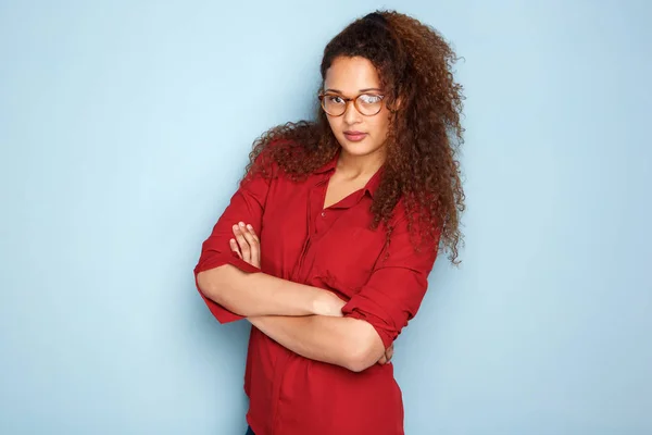 Portret Van African American Vrouw Met Bril Door Blauwe Muur — Stockfoto