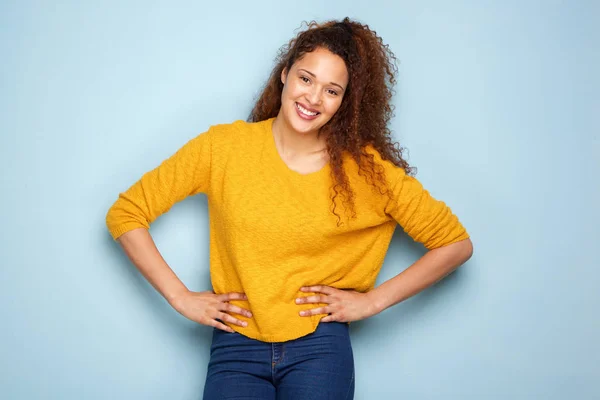 Portret Van Aantrekkelijke Jonge Vrouw Met Krullend Haar Glimlachend Tegen — Stockfoto