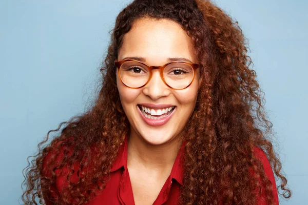 Primer Plano Retrato Mujer Joven Con Gafas Pelo Rizado Sonriendo —  Fotos de Stock