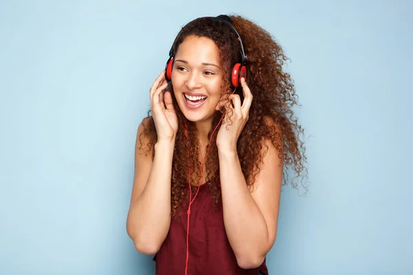 Retrato Jovem Ouvindo Música Com Fones Ouvido Sorrindo — Fotografia de Stock