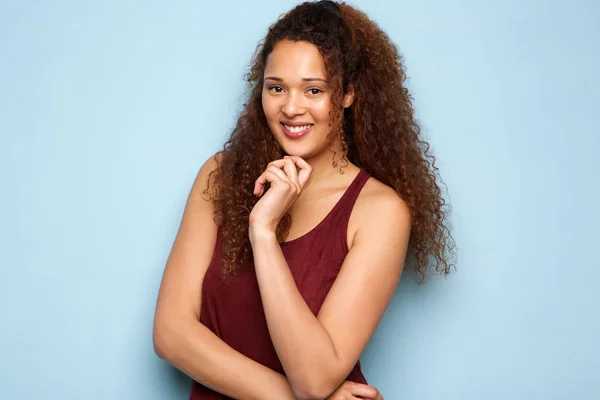 Portret Van Afro Amerikaanse Vrouw Die Lacht Tegen Blauwe Achtergrond — Stockfoto