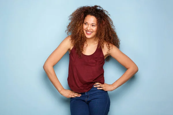 Retrato Jovem Feliz Com Cabelo Encaracolado Sorrindo Contra Fundo Azul — Fotografia de Stock