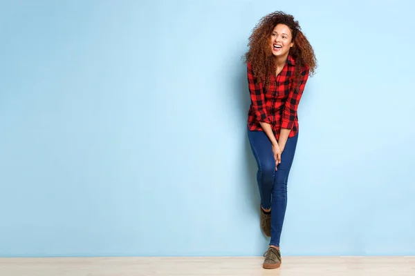 Ganzkörperporträt Einer Glücklichen Frau Die Sich Vor Blauem Hintergrund Lehnt — Stockfoto