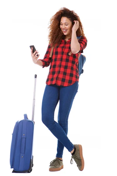 Retrato Cuerpo Completo Mujer Viajera Con Bolsos Mirando Celular — Foto de Stock