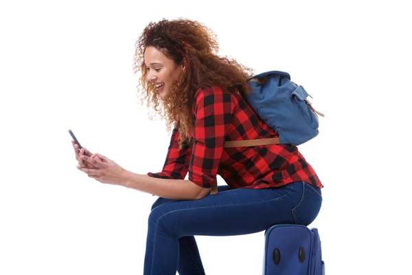 Retrato Lateral Mujer Viajera Sonriente Sentada Maleta Mirando Teléfono Móvil — Foto de Stock