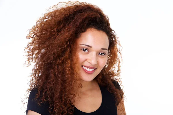 Close Retrato Jovem Sorridente Com Cabelo Encaracolado Contra Fundo Branco — Fotografia de Stock