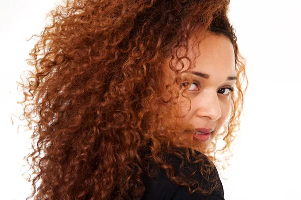 İzole beyaz arka plan karşı kıvırcık saçlı güzel genç kadın portresi kapatın