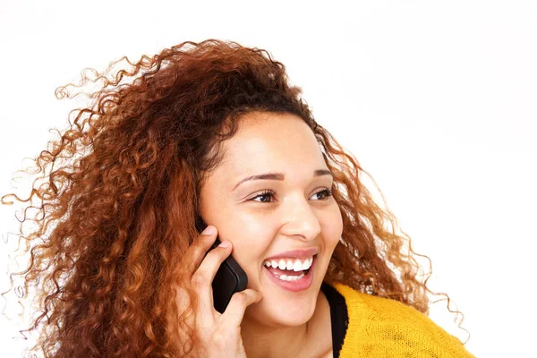 Närbild Porträtt Glad Ung Kvinna Som Pratar Mobiltelefon Mot Isolerade — Stockfoto