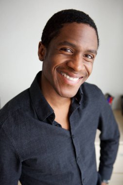 Gülümseyen yakışıklı Afrika adam portresi kapatın