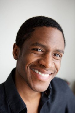 Mutlu Afrika kökenli Amerikalı adam portresi kapatın
