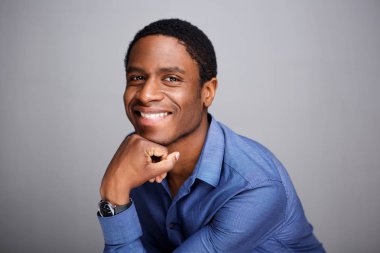 gri arka planı gülümseyen Afro-Amerikan erkek portresi