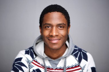 Afrika insan gri arka plan karşı gülümseyen portresi kapatın