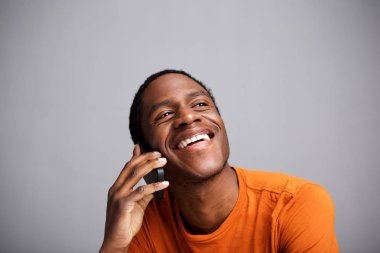 Cep telefonu üzerinde konuşurken ve gülerek mutlu bir siyah adam portresi kapatın