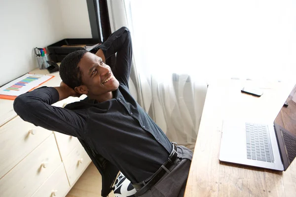 Portret Zrelaksowany Afryki Amerykański Biznesmen Siedzi Przy Biurku Rękami Głowę — Zdjęcie stockowe