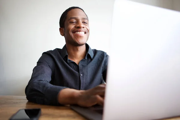 Potret Bahagia Pengusaha Muda Duduk Meja Dengan Komputer Laptop — Stok Foto