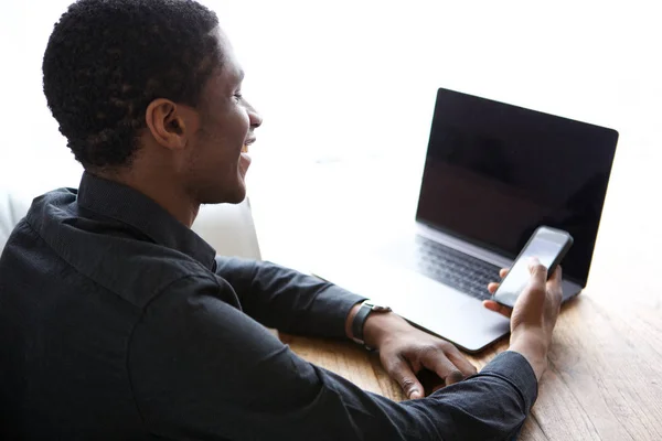 Portrait Jeune Homme Afro Américain Assis Bureau Avec Ordinateur Portable — Photo