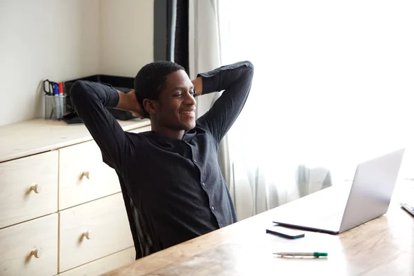 Портрет Африканского Американского Бизнесмена Расслабляющего Руки Головой Офисе — стоковое фото