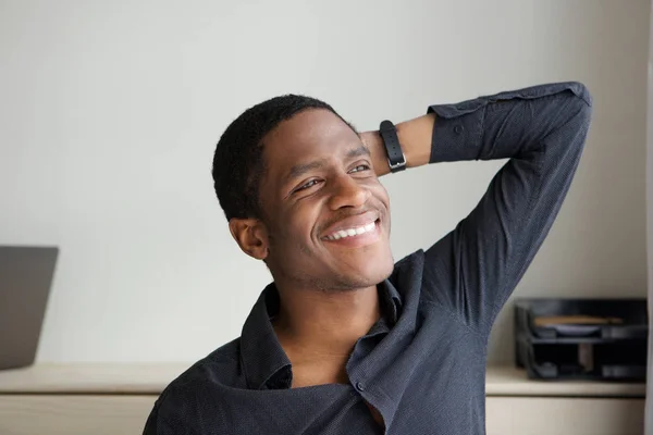 Portret Szczęśliwy Młody Człowiek Afryki Uśmiechający Się Ręką Głową — Zdjęcie stockowe