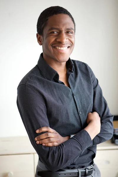 Retrato Del Guapo Empresario Afroamericano Sonriendo Con Los Brazos Cruzados —  Fotos de Stock