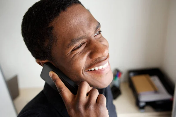 Закрыть Портрет Счастливого Африканского Американца Разговаривающего Телефону — стоковое фото