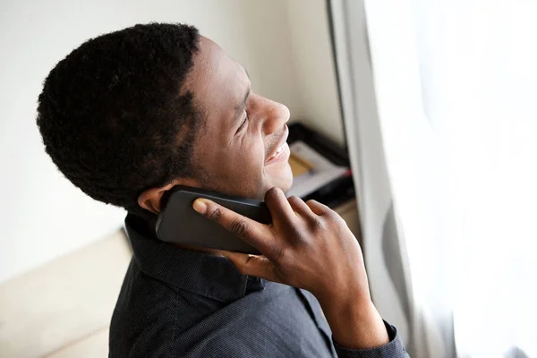 Stronie Portret Młodzieńca African American Rozmowy Telefon Komórkowy — Zdjęcie stockowe