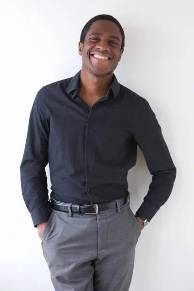 Retrato Del Joven Guapo Empresario Afroamericano Sonriendo Contra Pared Blanca —  Fotos de Stock