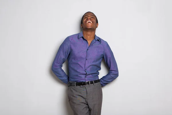 Retrato Jovem Empresário Africano Alegre Rindo Olhando Para Cima — Fotografia de Stock