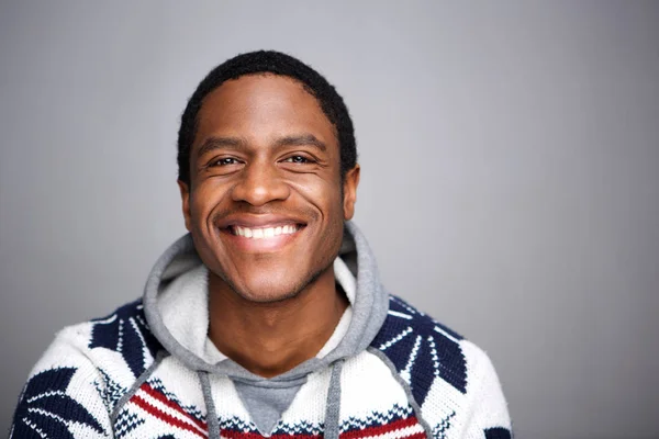 关闭年轻非洲裔美国人的横向肖像微笑反对灰色背景 — 图库照片