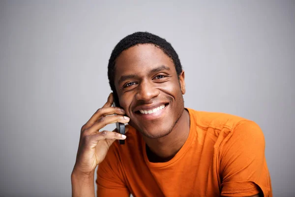 Закрыть Портрет Счастливого Африканского Американца Разговаривающего Мобильному Телефону Сером Фоне — стоковое фото