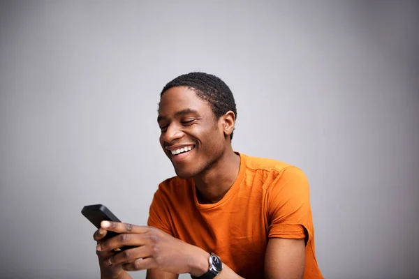 Retrato Chico Afroamericano Fresco Usando Teléfono Celular —  Fotos de Stock