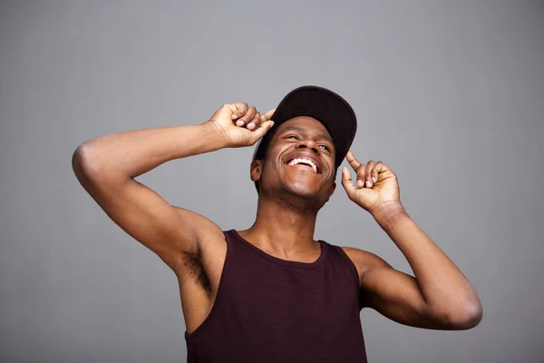 キャップと笑って幸せなアフリカ系アメリカ人の男の肖像 — ストック写真