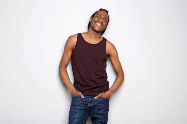 Beyaz arka plan üzerinde gülümseyen kap ile cool genç Afro-Amerikan adam portresi