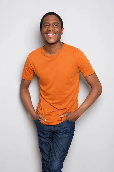 Porträtt Leende Afroamerikanska Man Står Mot Vit Bakgrund — Stockfoto