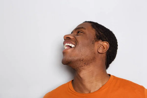 Close Van Portret Van Afrikaanse Man Lachen Tegen Witte Achtergrond — Stockfoto